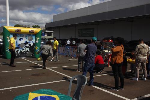 O Panini Day foi realizado no estacionamento do Muffato Max