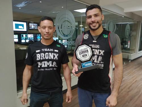 Marcelo Horikawa com o campeão Calebe Maia