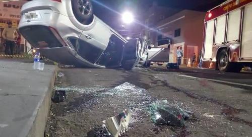 Carro capota na Cuiabá