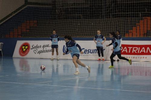 O Stein treinou no ginásio da Neva em preparação para o jogo desta quarta