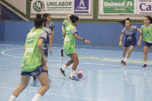 As meninas do Stein vão enfrentar os garotos do time Sub-17 do Cascavel Futsal