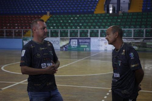 O gestor do projeto, Cris Bortolon, com o técnico Morruga