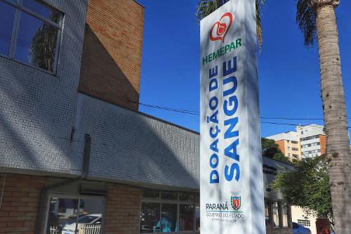 Sede do Hemepar em Curitiba com fachada específicando a doação de sangue.