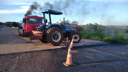 Trator bloqueia obras na rodovia BR-163 em Lindoeste
