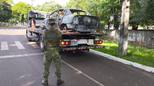 Carro queimado da Prefeitura de Formosa do Oeste