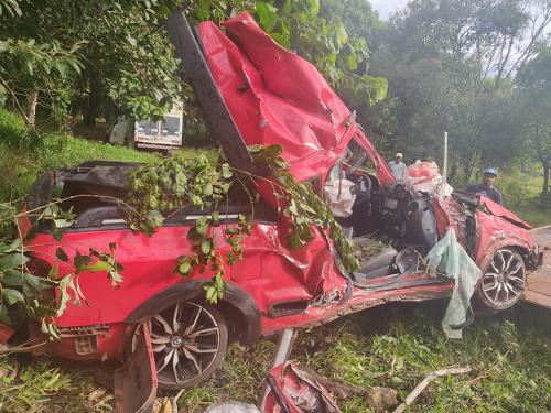 Carrro completamente destruído após acidente.