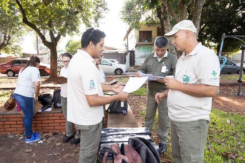 Agentes de endemias durante fiscalização em Foz do Iguaçu