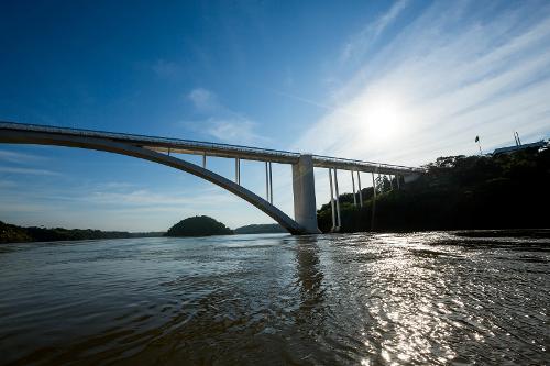 Ponte da Amizade sobre o Rio Paraná em Foz do Iguaçu