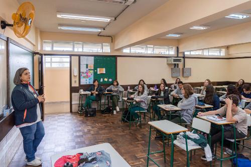 Professora ministra aula em escola