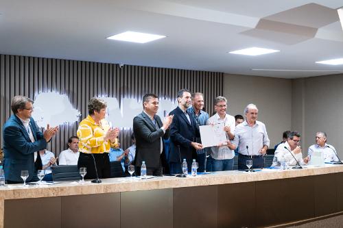 Enio Verri participou em Cascavel da eleição e posse dos novos diretores da Amop. Beto Lunitti é o novo presidente da associação.
