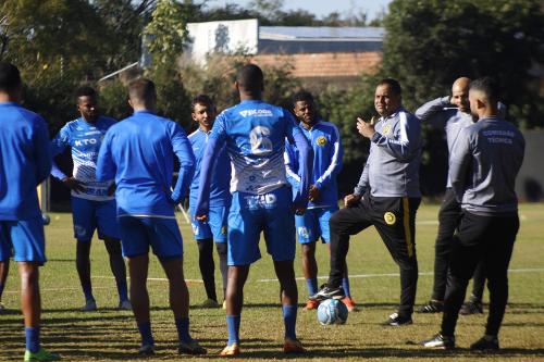 O elenco do Cascavel, comandado por Leston Junior, enfrenta o líder no domingo