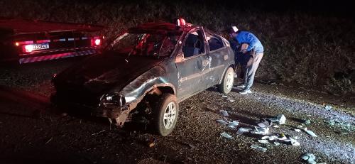 Carro capotou após condutor perder controle da direção