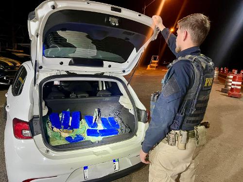 Carro foi localizado com fardos de maconha