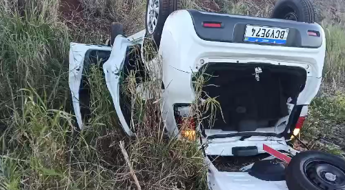 Carro ficou com as quatro rodas para cima após capotamento