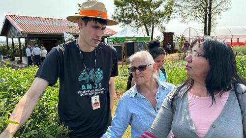 Técnico de Itaipu Ronaldo Pavlak com as produtoras Maria Gobbato (de azul) e Guiomar Neves