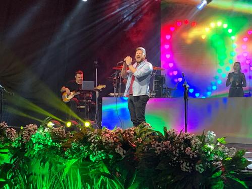 Ao todo, 35 candidatos, de 23 municípios, subiram ao palco para se apresentar em busca do troféu