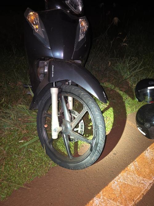 Motocicleta Honda Biz após acidente no km 272 da PR-182 em Palotina