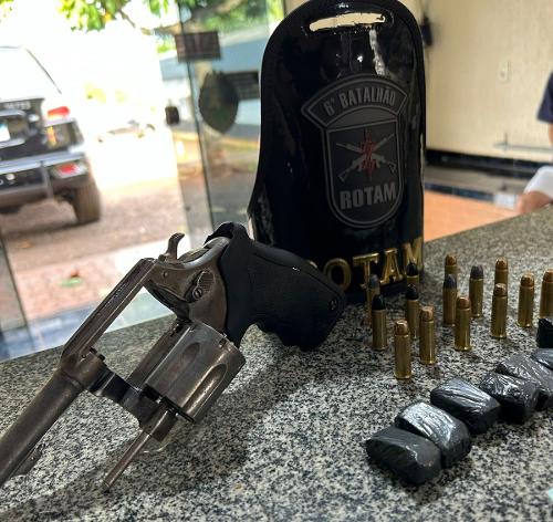 Imagem de uma operação policial em Boa Vista da Aparecida, com foco na apreensão de drogas e armas em uma residência.
