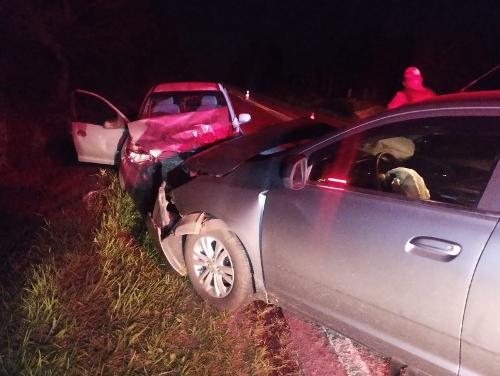 Equipes de resgate atendem vítimas de grave colisão frontal na PR-160, em Prudentópolis, que deixou uma idosa morta e quatro feridos.