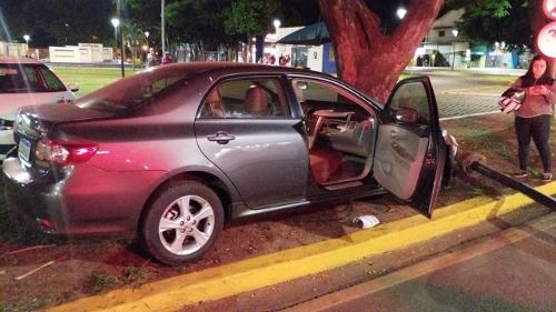 Homem bateu em um poste e foi detido