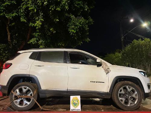 Carro foi apreendido durante a ação