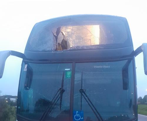 Ônibus foi atingido na parte superior onde ficam os passageiros