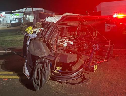 Carro ficou destruído após o acidente