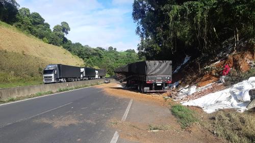 Caminhoneiro ficou em estado grave após acidente