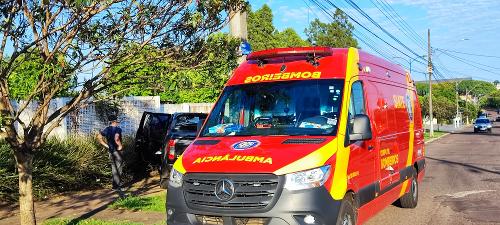 Carro bateu contra muro do cemitério São Luiz