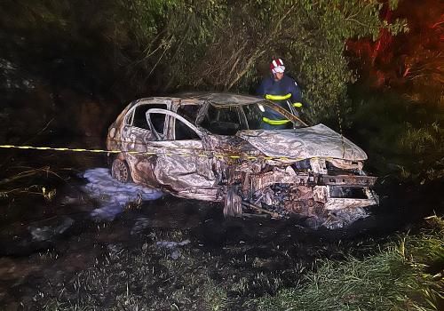 Gol ficou completamente destruído após se incendiar com a batida