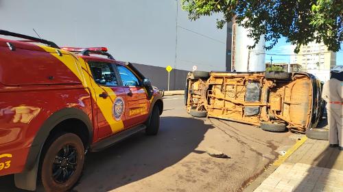 Carro ficou tombado em meio a via após acidente