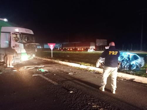 Carro ficou completamente destruída após acidente