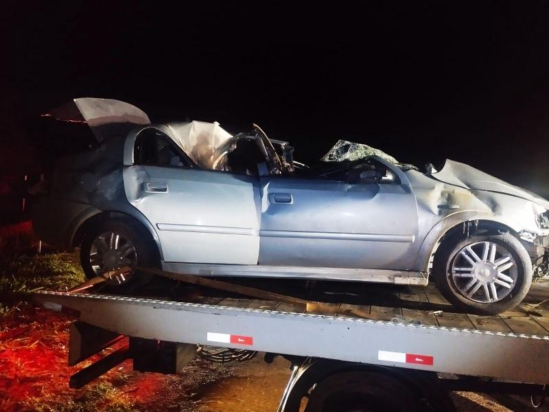 Carro ficou completamente destruído após acidente