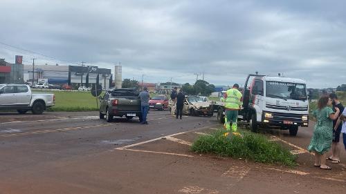 Carros ficaram bastante danificados com a batida