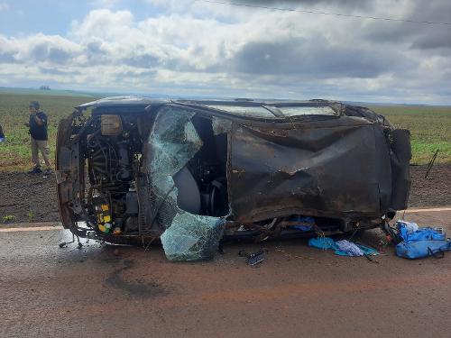 Carro ficou completamente destruído após acidente