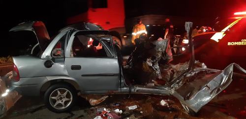 Carro ficou completamente destruído com a batida na BR-153