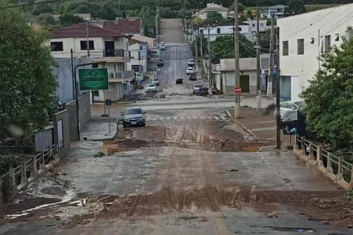 As informações preliminares apontam que aproximadamente 200 pessoas precisaram sair de suas casas devido à situação