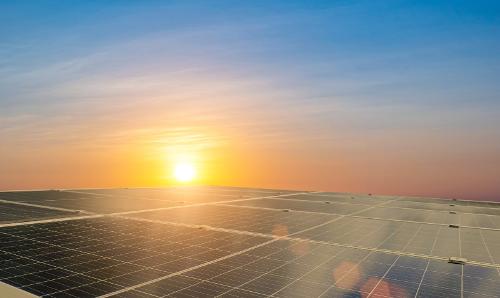 Usinas fotovoltaicas com um sol ao fundo