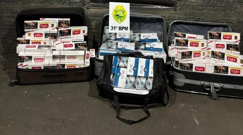 Cigarros estavam escondidos em malas