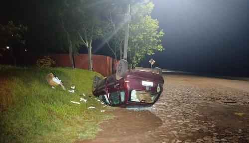 Carro capotou após subir em barranco na PR-317
