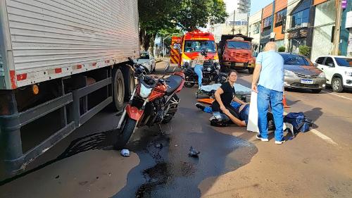 Motociclista foi atingido por caminhão e se feriu gravemente