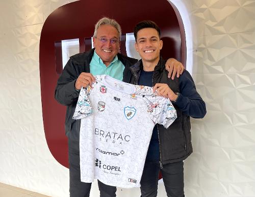 Carlos Alberto Garcia e Guilherme Morais segurando a camisa do Londrina Tsuru