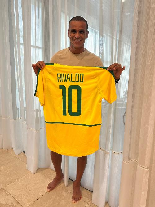 Camisa autografada pelo pentacampeão Rivaldo estará à venda no Leilão em prol do HE Londrina