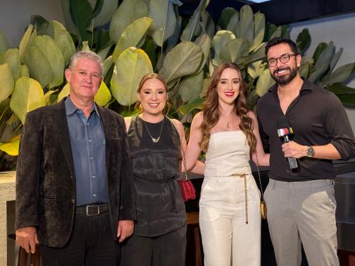 Com os anfitriões da noite, Francisco Steiner e a filhas, Larissa e Lais Steiner