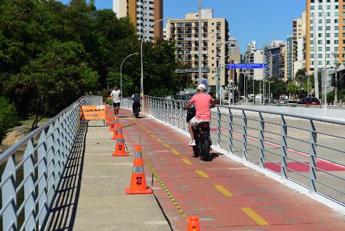 Obras na calçada da Ponte de Camburi
