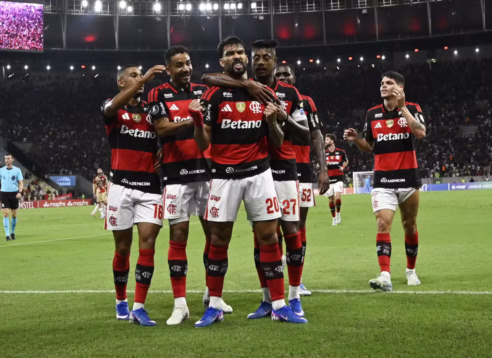 Jogadores comemoram gol de Paquetá em Flamengo x Independiente Medellín