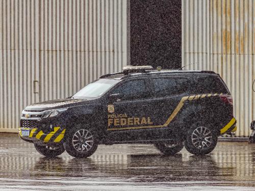 Carro da PF fazendo escolta da prisão do Daniel Vocaro