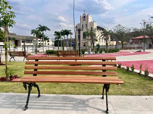 Banco que ainda resiste na Praça São Pedro, em Baixo Guandu