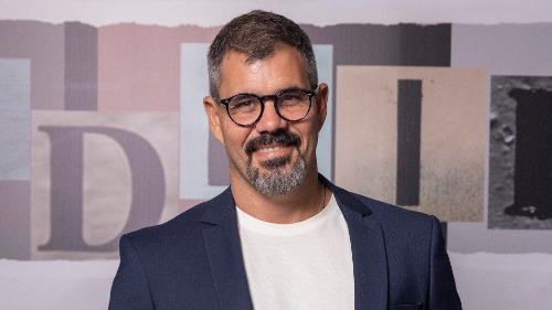 Juliano Cazarré cria 'encontro de homens' e é criticado por famosos
