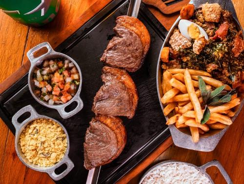 Churrasco e acompanhamentos do restaurante Coronel Picanha, em Vitória